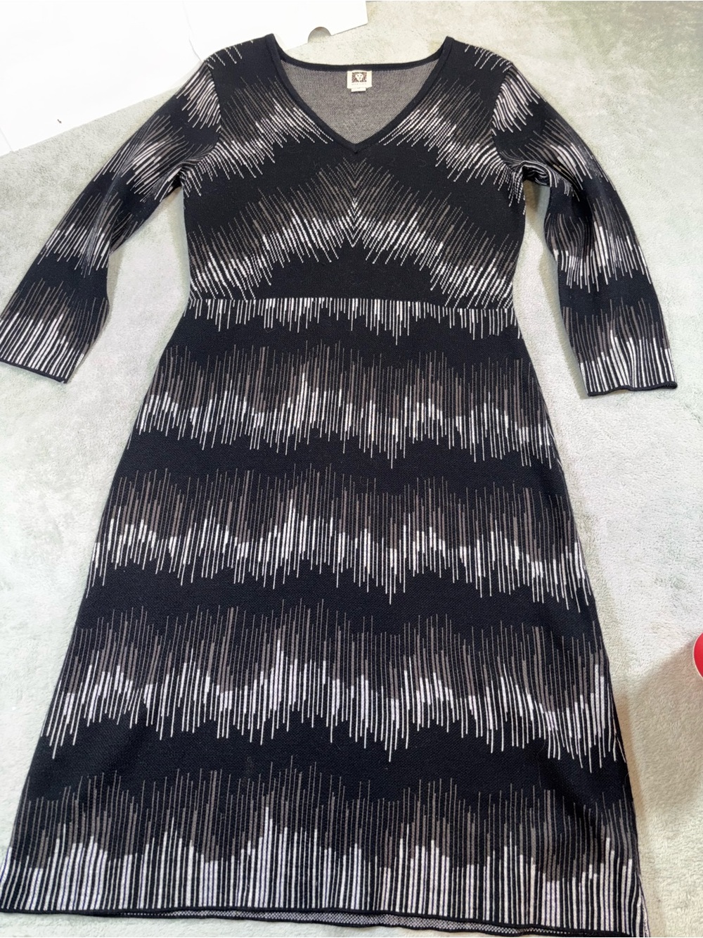 Anne Klein Black & White Abstract Geometric Knit V-Neck Midi Sweater Dress